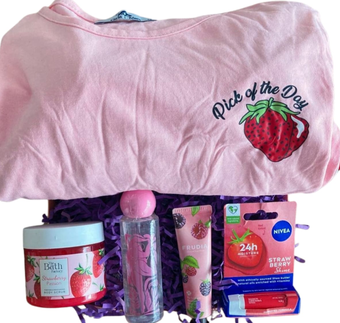 ÇİLEK KOKUSU  HEDİYE, HEDİYE SETİ, DOĞUM GÜNÜ HEDİYESİ, SEVGİLİYE ÖZEL HEDİYE, KİŞİYE ÖZEL HEDİYE, KADINA HEDİYE, ERKEĞE HEDİYE, ROMANTİK HEDİYE hediye kutusu