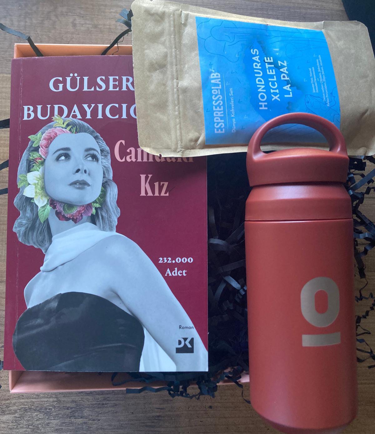 CAMDAKİ KIZ  HEDİYE, HEDİYE SETİ, DOĞUM GÜNÜ HEDİYESİ, SEVGİLİYE ÖZEL HEDİYE, KİŞİYE ÖZEL HEDİYE, KADINA HEDİYE, ERKEĞE HEDİYE, ROMANTİK HEDİYE hediye kutusu